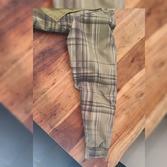 Snowboarding/skiing jacket - Picture 8 of 16